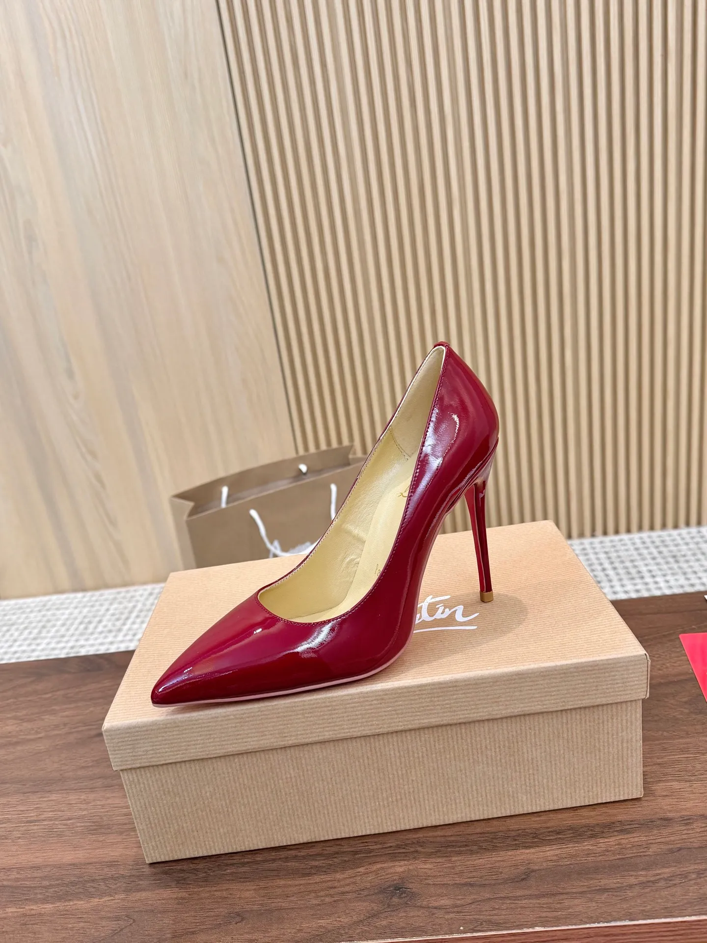 👟👟Ex-factory price 440👟👟 Genuine leather sole +40 Year-round shipment💝Christian Louboutin CL👠 Classic "💎Cow Patent Leather💎Series" noble and luxurious, real blingbling✨ Real materials, all customized by the pattern maker, and the materials are made of original customized materials, achieving the taste of the original 6 color options💍 Upper: Imported 👉Cow patent leather💪 Lining: Sheepskin foot pad/lining Size: 34-40.41.42 Heel height: 10.5cm and 8.5cm two options Leather sole Rubber sole
